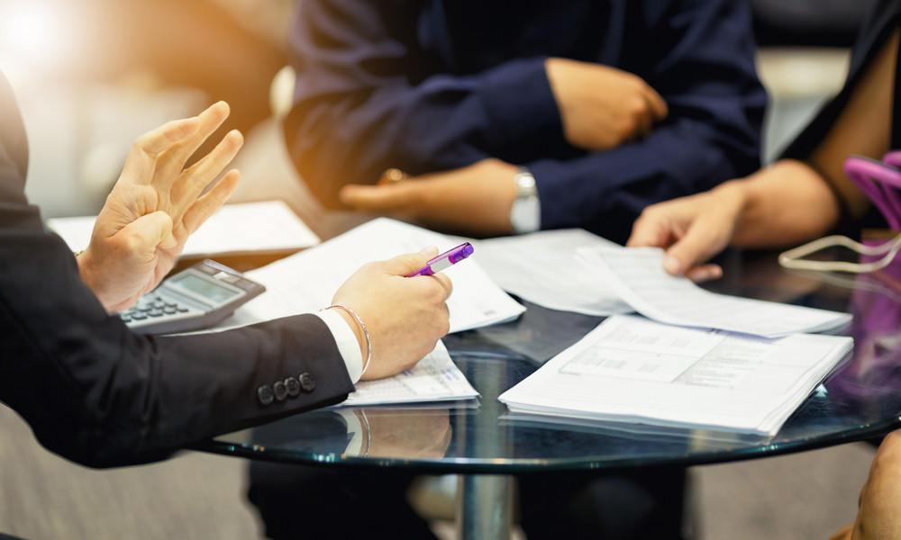 sales manager giving advice to his couple clients